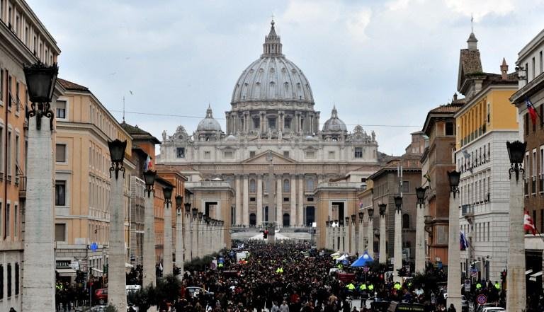 Milhares de pessoas se reuniram na Pra&ccedil;a de S&atilde;o Pedro para sua &uacute;ltima ora&ccedil;&atilde;o do Angelus