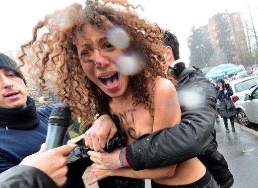 Tr&ecirc;s mulheres escreveram nos seios `Basta Berlusconi&acute;