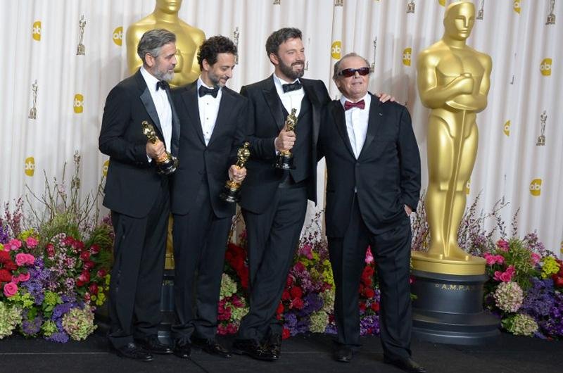 George Clooney, Grant Heslov, Ben Affleck e o apresentador Jack Nicholson fazem pose com os pr&ecirc;mios recebidos pelo filme &acute;Argo&acute;