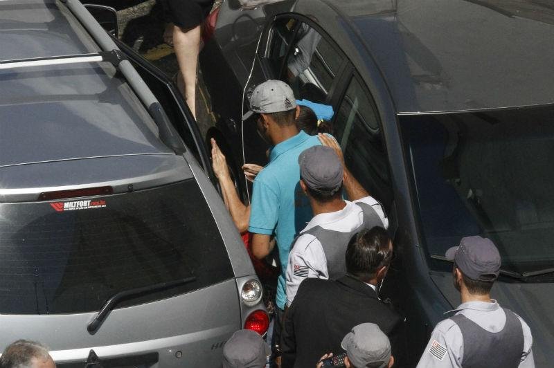 Jovem que diz ter acionado sinalizador que matou menino na Bol&iacute;via vai &agrave; Pol&iacute;cia
