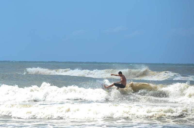 Surfistas foram os poucos que optaram por entrar no mar, que apresentava boas condi&ccedil;&otilde;es