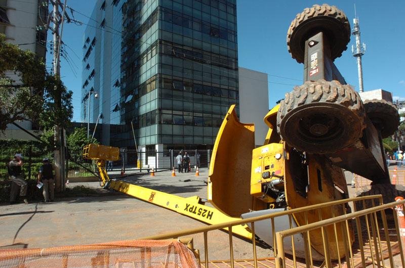 Guindaste despenca e oper&aacute;rio fica ferido pr&oacute;ximo ao Praia de Belas, em Porto Alegre