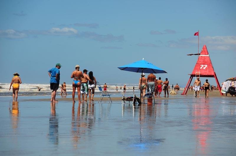 &Aacute;gua do mar invadiu as areias de Cap&atilde;o da Canoa