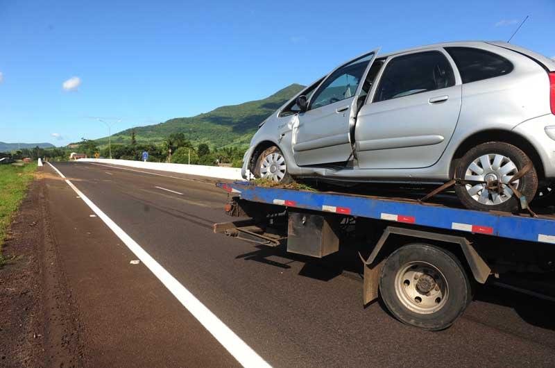 Fam&iacute;lia argentina estava no carro que bateu contra mureta na BR 101