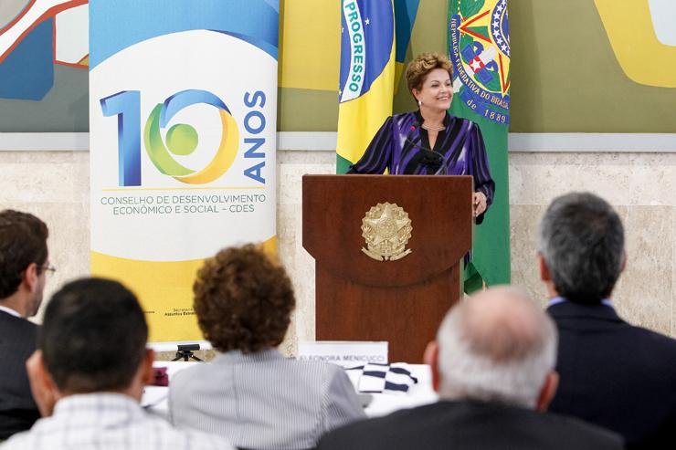 Dilma afirmou que governo buscar&aacute; racionalizar tributos em 2013