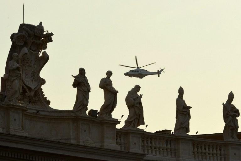 Papa deixou o Vaticano de helic&oacute;ptero com destino a Castel Gandolfo