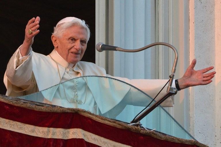 Ao chegar a Castel Gandolfo, Bento XVI saudou centenas de fi&eacute;is