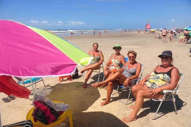 Idosos aproveitam a calmaria das areias de Cap&atilde;o da Canoa
