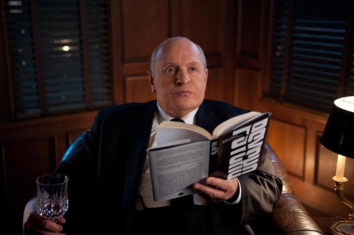 Anthony Hopkins vive um dos maiores mestres do cinema de suspense