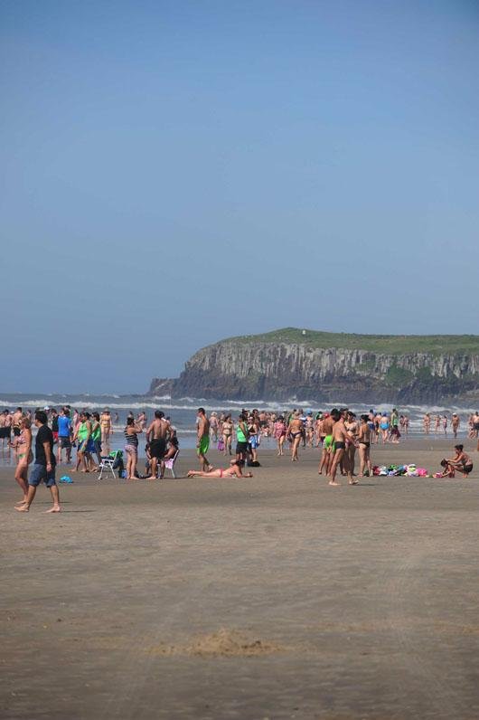 Banhistas aproveitaram &agrave; beira do mar a praia de Torres