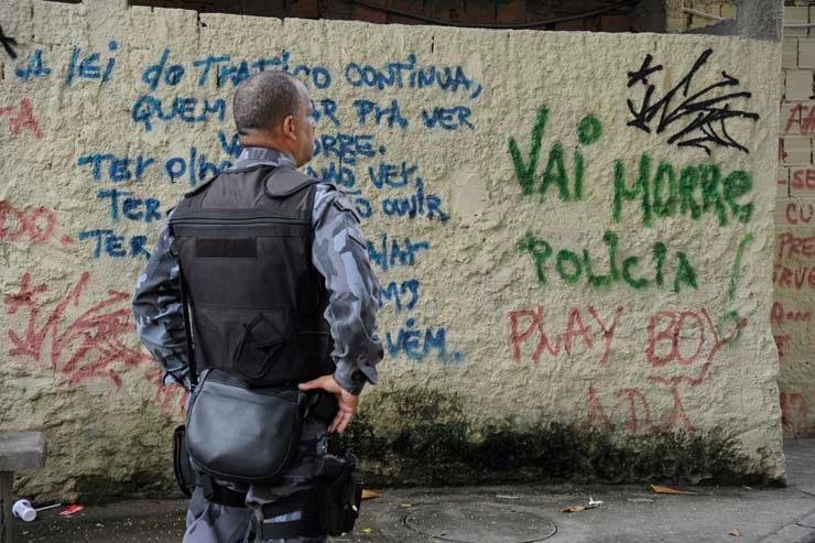 Megaopera&ccedil;&atilde;o da pol&iacute;cia ocupou duas comunidades no Rio de Janeiro