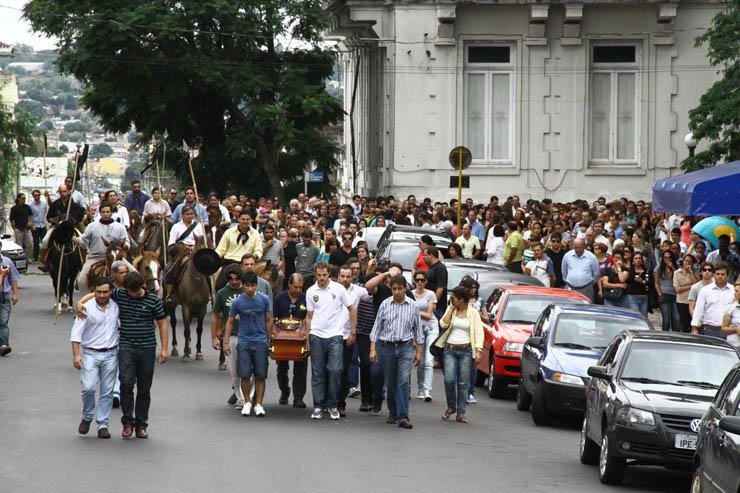 Amigos e familiares levaram o caix&atilde;o do jovem pelas ruas de Santana do Livramento