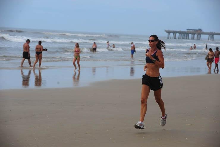 Alguns veranistas optaram por correr na beira da praia