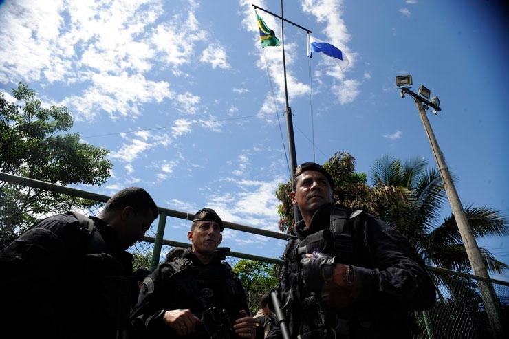 Bandeiras do Brasil e do Rio de Janeiro foram hasteadas ap&oacute;s megaopera&ccedil;&atilde;o