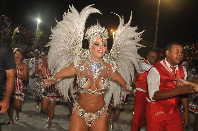 Viviane Ara&uacute;jo foi rainha de bateria da escola campe&atilde;