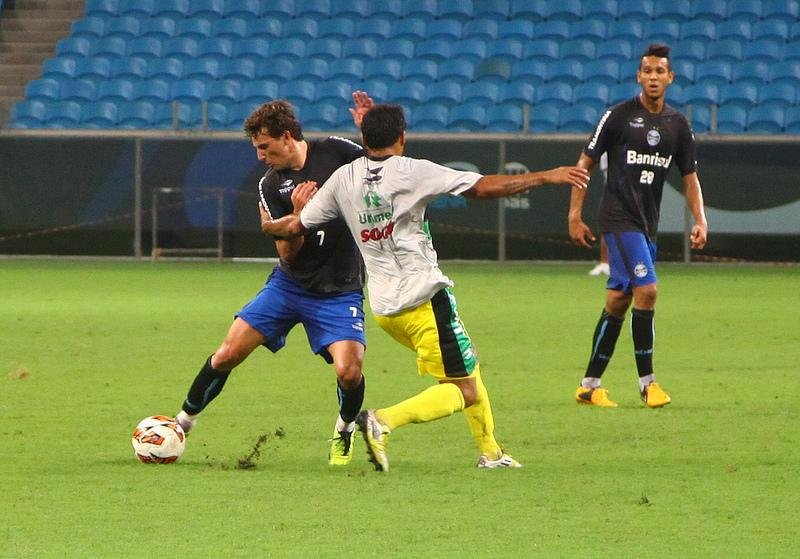 Elano tenta driblar advers&aacute;rio em jogo-treino contra Cer&acirc;mica