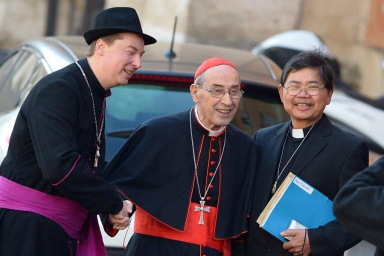 Italiano usando batina preta com uma faixa roxa tentou se passar por bispo para participar de reuni&atilde;o no Vaticano