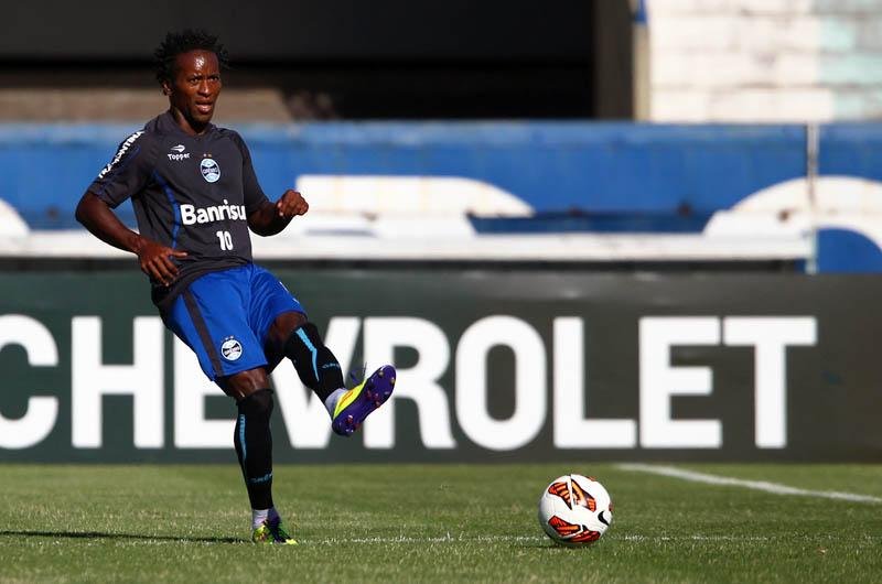 Z&eacute; Roberto ficou no vesti&aacute;rio, mas deve jogar contra Caracas