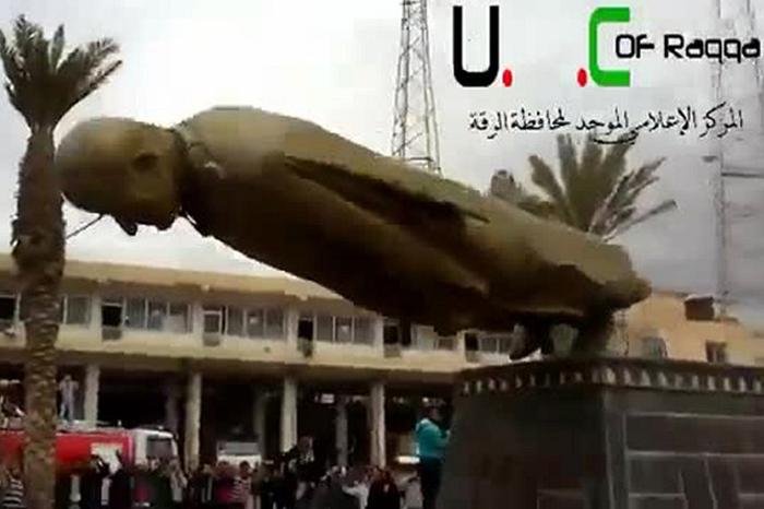 Opositores derrubaram est&aacute;tua do pai do presidente