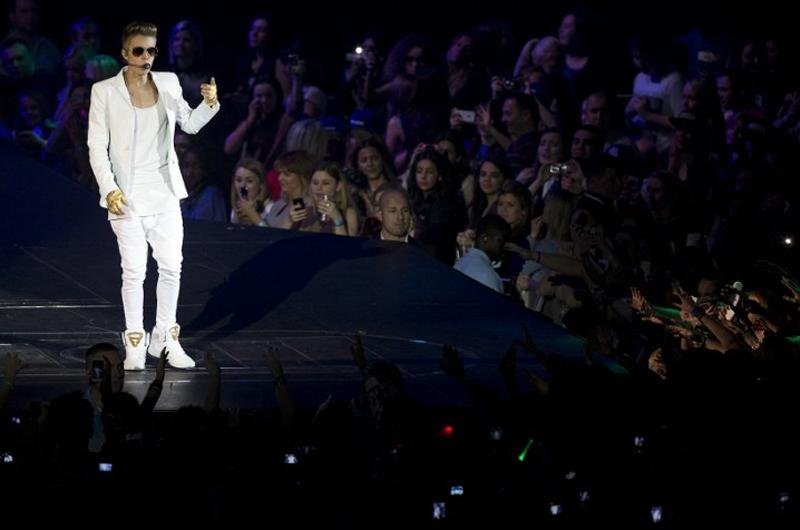Justin Bieber atrasou quase duas horas para subir ao palco em Londres e irritou f&atilde;s