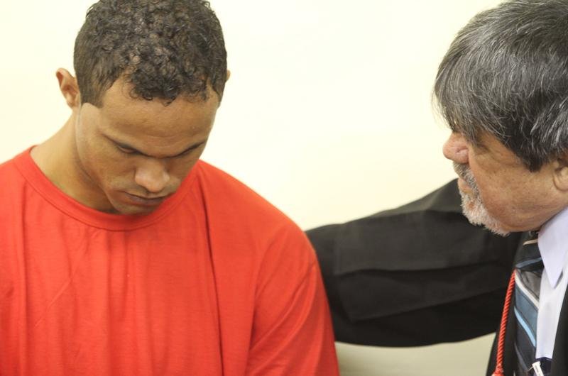 Goleiro assistiu &agrave; reconstitui&ccedil;&atilde;o dos &uacute;ltimos dias de Eliza Samudio em seu s&iacute;tio feita por seu primo