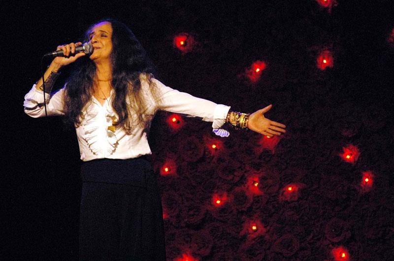 Beth&acirc;nia mostra can&ccedil;&otilde;es novas e cl&aacute;ssicas, em show no Teatro do Sesi