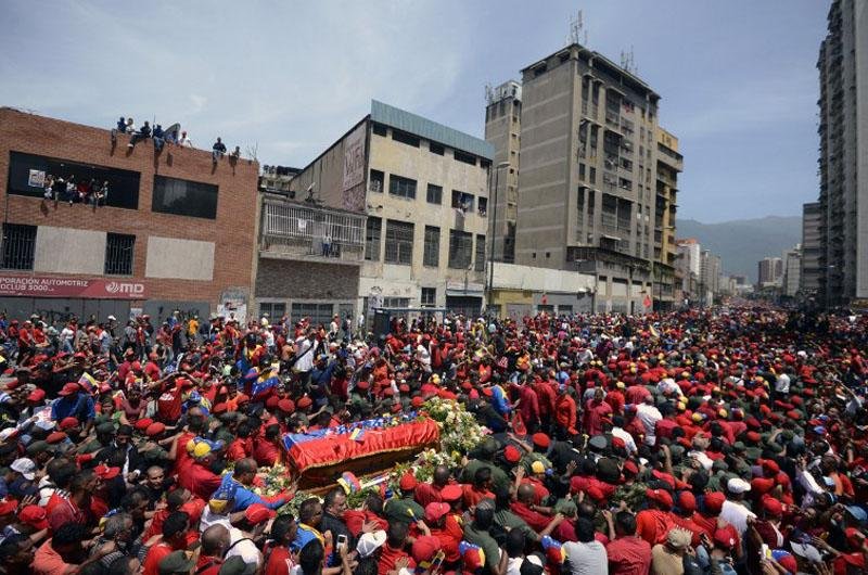 Cortejo f&uacute;nebre leva corpo de Ch&aacute;vez &agrave; Academia Militar, em Caracas