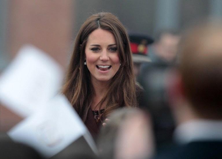 Kate Middleton teria insinuado que est&aacute; gr&aacute;vida de uma menina