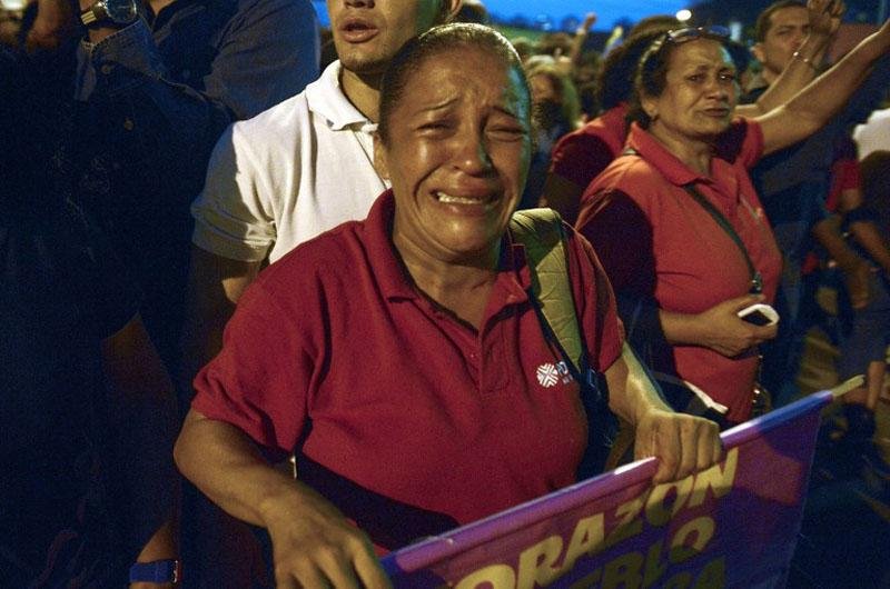 Dezenas de chavistas vestidos com o vermelho do governismo se reuniram nos arredores do hospital