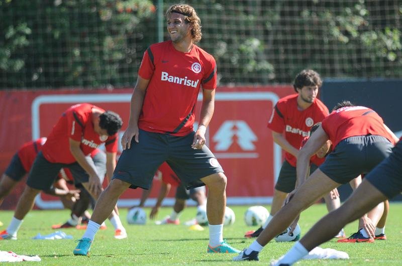 Rafael Moura marca tr&ecirc;s gols em jogo-treino contra o Cer&acirc;mica