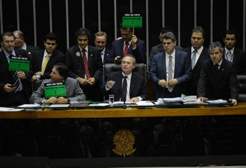 Vota&ccedil;&atilde;o dos royalties termina ap&oacute;s quase cinco horas de tumulto