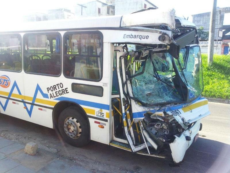Frente de &ocirc;nibus ficou destruida ap&oacute;s colis&atilde;o