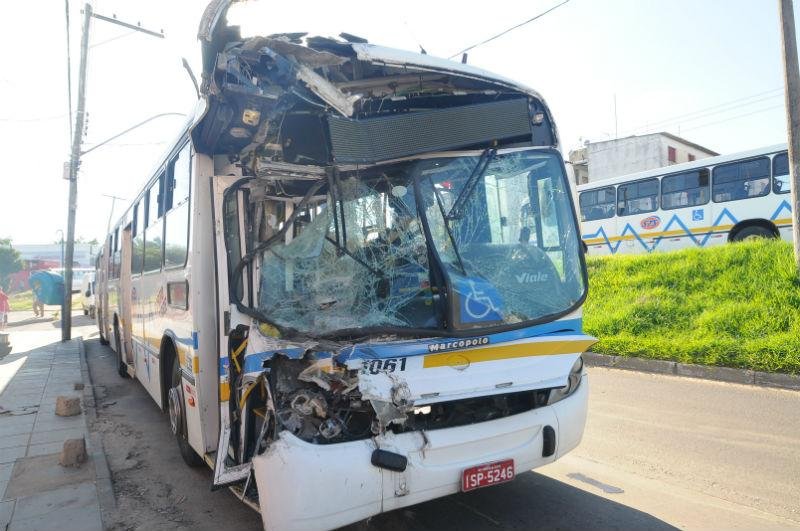 Coletivo teve a frente destru&iacute;da ap&oacute;s a colis&atilde;o traseira