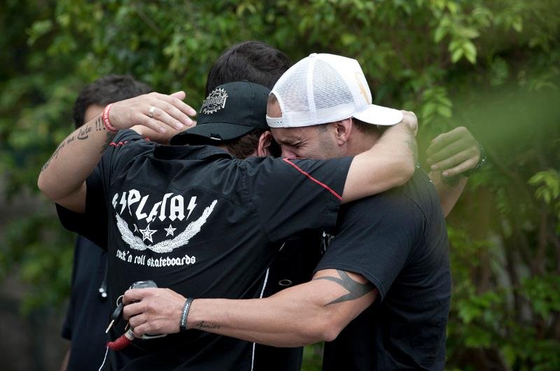 S&oacute; a fam&iacute;lia e amigos mais pr&oacute;ximos puderam chegar perto do caix&atilde;o
