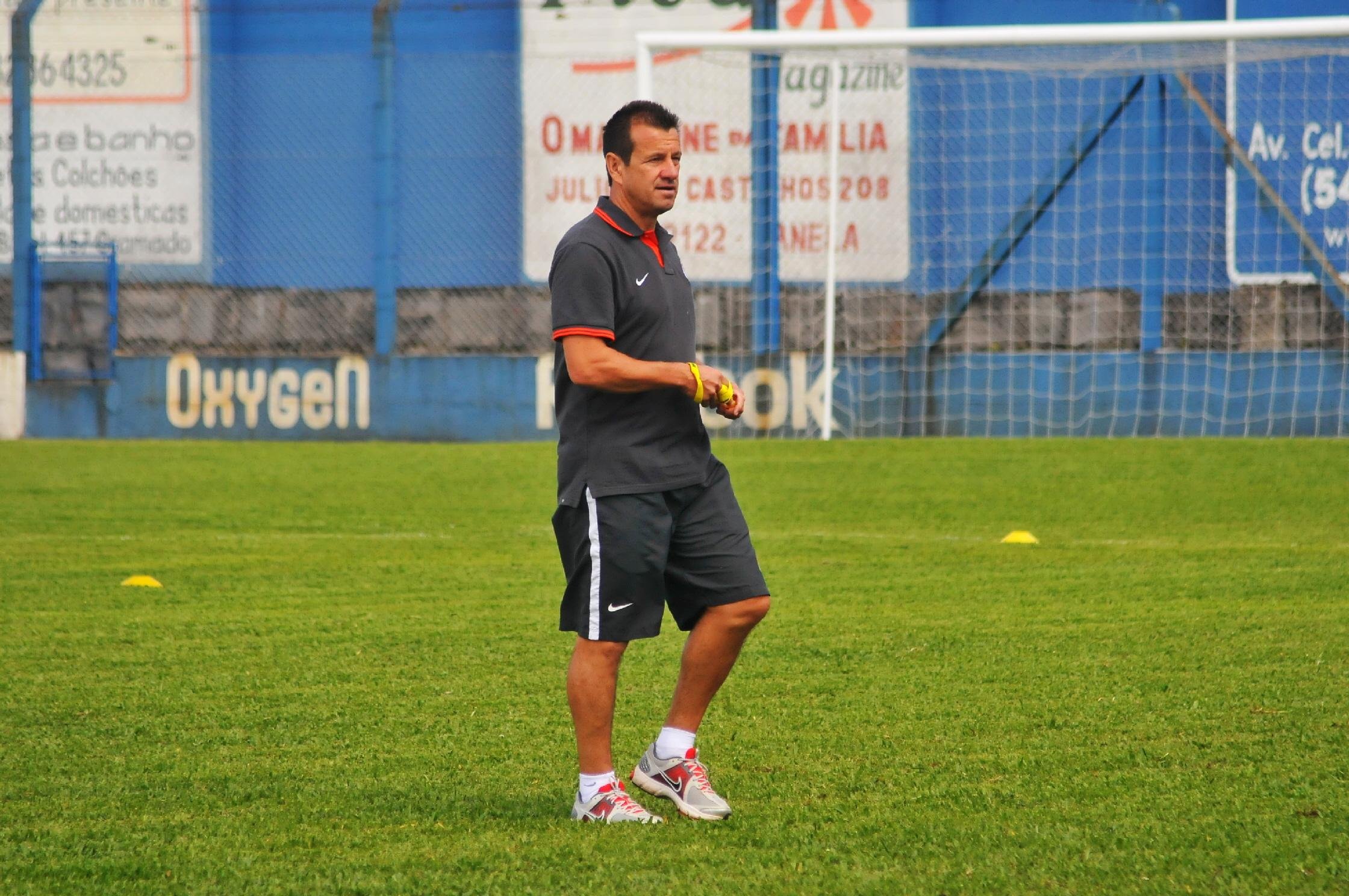Dunga repete time dos &uacute;ltimos dois jogos em coletivo