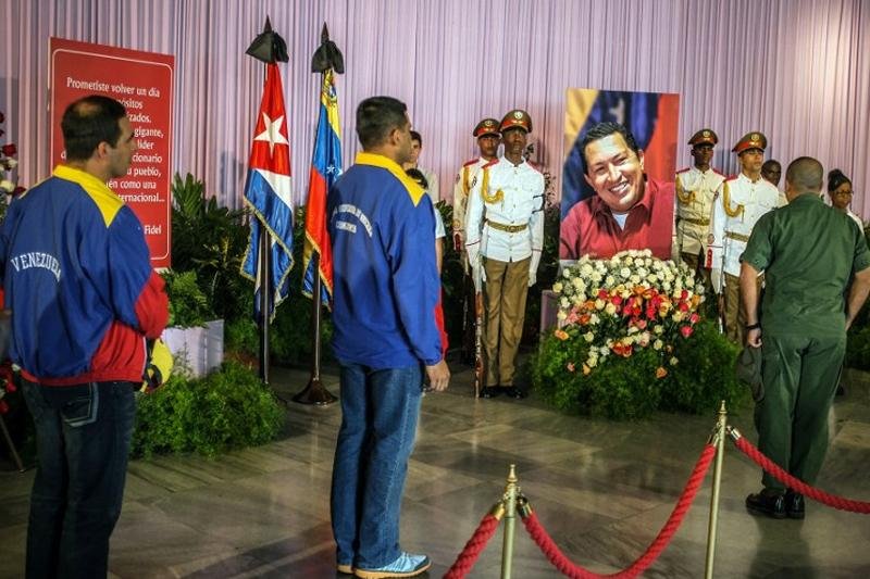 Presidente interino da Venezuela anunciou que comandante ficar&aacute; exposto na Academia Militar