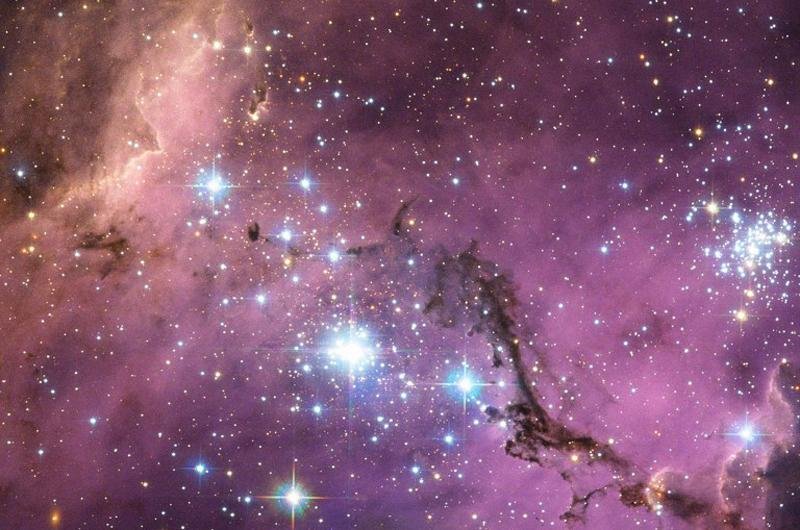 Grande Nuvem de Magalh&atilde;es, a gal&aacute;xia mais pr&oacute;xima da Terra, est&aacute; a 136 mil anos-luz