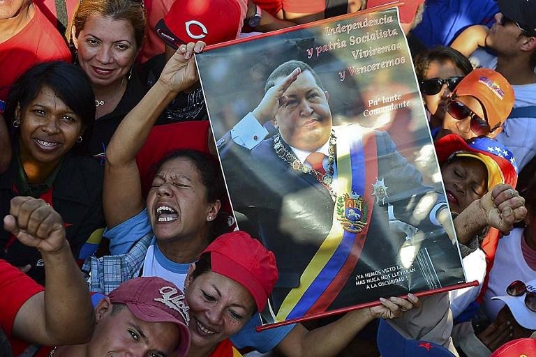 Venezuelanos prestam &uacute;ltima homenagem a Hugo Ch&aacute;vez