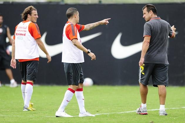 Forl&aacute;n e D&acute;Ale escutam orienta&ccedil;&otilde;es do Dunga
