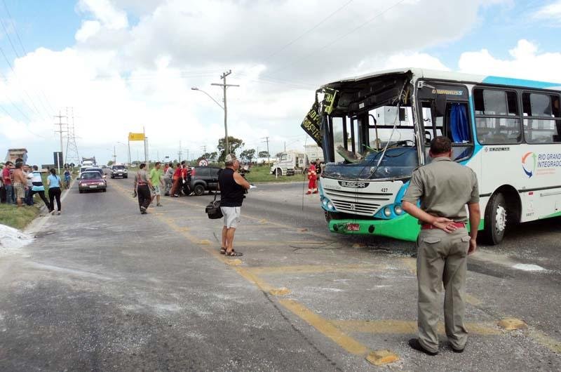 Acidente entre &ocirc;nibus e dois ve&iacute;culos deixa 10 feridos em Rio Grande