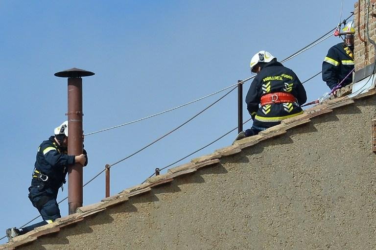 Bombeiros do Vaticano instalaram a chamin&eacute; na Capela Sistina neste s&aacute;bado