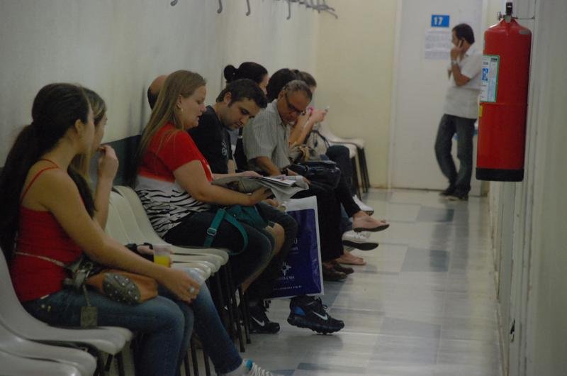 Pessoas aguardam para realizar exames no Hospital Universit&aacute;rio de Santa Maria