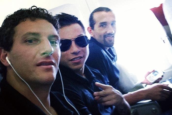 Elano, Vargas e Barcos mandaram um ol&aacute; aos gremistas ao embarcar para a Venezuela