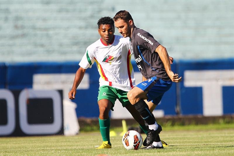 Lateral j&aacute; atuou em jogo-treino contra o Cer&acirc;mica
