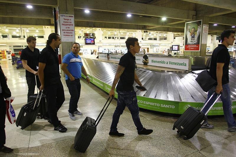 Gr&ecirc;mio chega em Caracas ap&oacute;s mais de seis horas de viagem