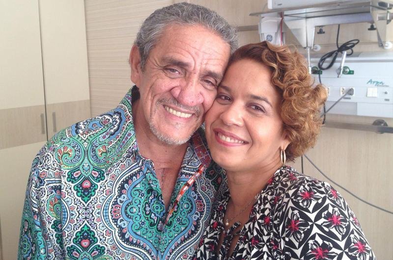 Z&eacute; Ramalho postou foto ao lado da esposa, Roberta Ramalho, minutos antes de deixar hospital
