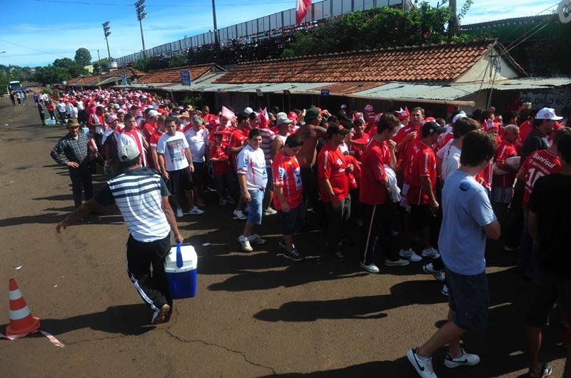 Aglomera&ccedil;&atilde;o de torcedores de fora do est&aacute;dio foi grande
