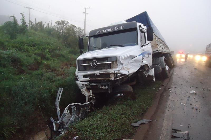 Carro ficou destru&iacute;do ap&oacute;s choque contra caminh&atilde;o na BR 153