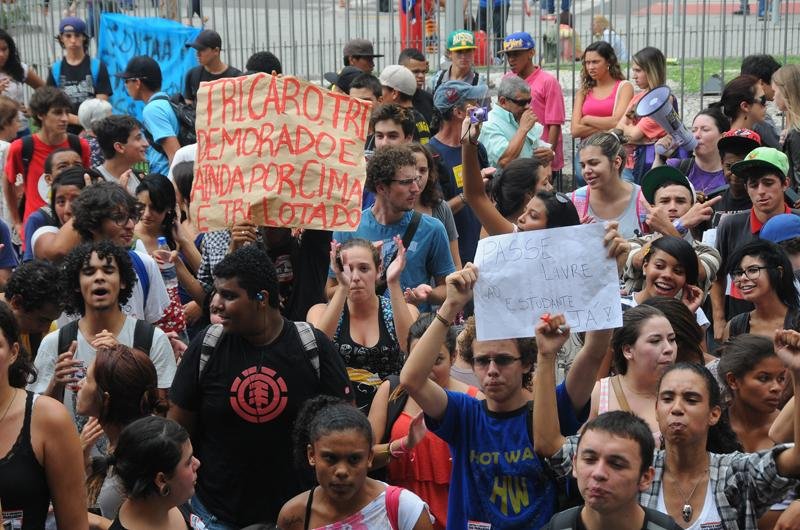 Estudantes se reuniram no Pa&ccedil;o Municipal para protestar contra aumento da passagem