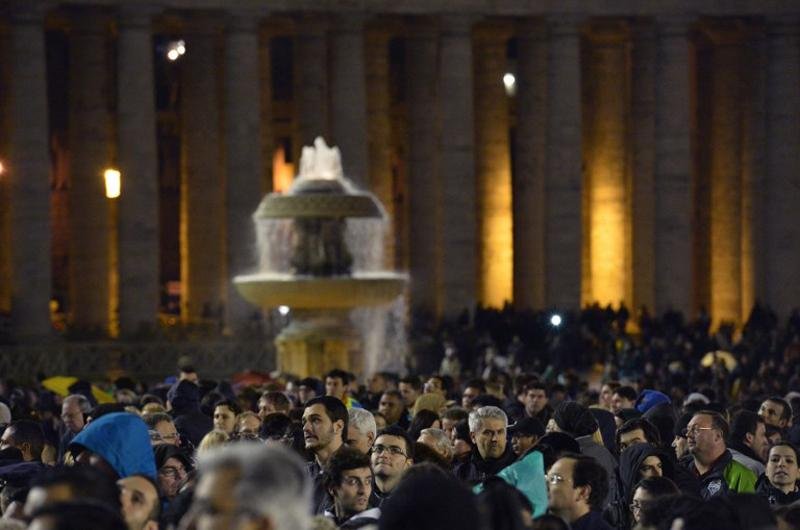 Vaticano emite fuma&ccedil;a preta e segue sem Papa
